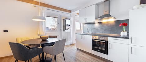 Fridge, oven, stovetop, coffee/tea maker