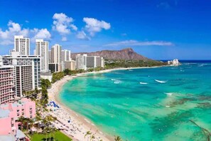 Sun-loungers, beach towels - Waikiki Banyan - Makai Tower 1 - Diamond Head View w/Free Parking (Honolulu)