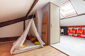 5 bedrooms, iron/ironing board, free WiFi, bed sheets