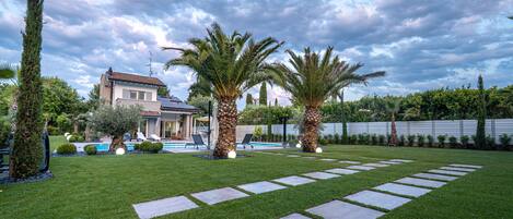 Een verwarmd zwembad