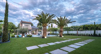 Villa "Sirmione Lakefront" with Lake View, Private Heated Pool and Wi-Fi