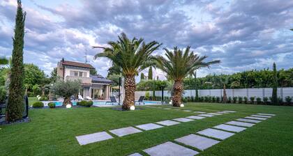 Villa "Sirmione Lakefront" with Lake View, Private Heated Pool and Wi-Fi
