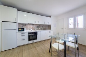 Fridge, microwave, oven, coffee/tea maker - AlmeriaSuite Mojacar Roca 1 (Mojacar)