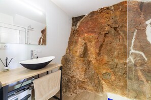 Ducha, secador de pelo y toallas