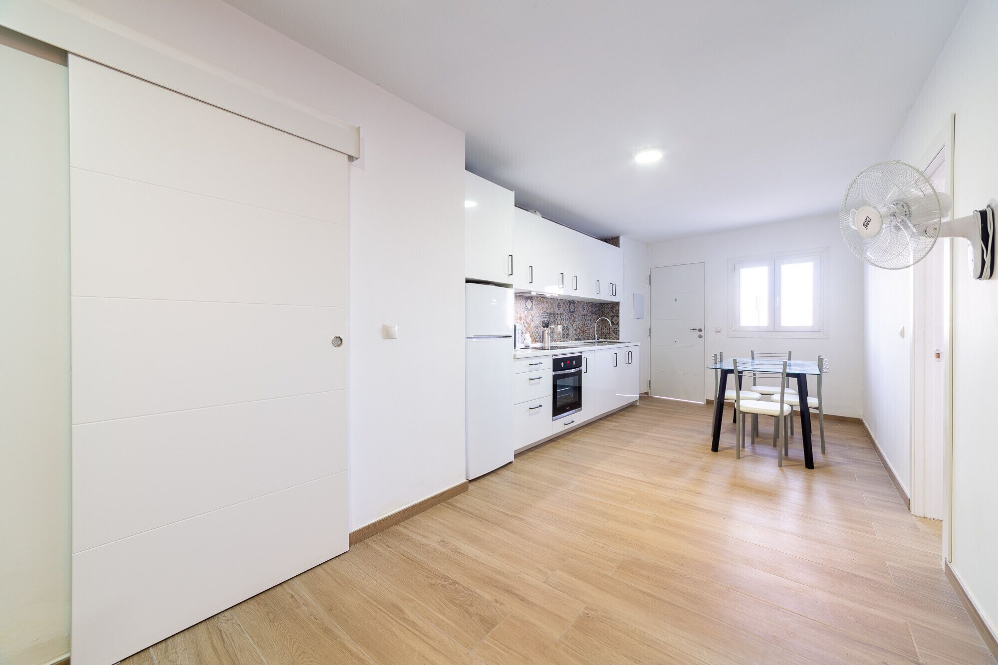 Een koelkast, een microgolfoven, een oven