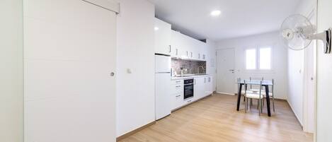 Fridge, microwave, oven, coffee/tea maker