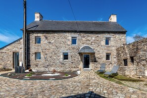 Exterior - House 'Gite 8 Pers Au Calme - 9kms Beaches' with Shared Terrace, Private Garden and Wi-Fi (Guilers)