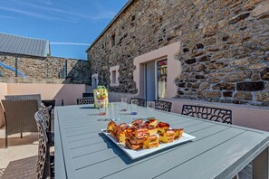 Outdoor dining - House 'Gite 8 Pers Au Calme - 9kms Beaches' with Shared Terrace, Private Garden and Wi-Fi (Guilers)