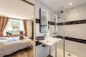 Shower, hair dryer, towels - House 'Gite 8 Pers Au Calme - 9kms Beaches' with Shared Terrace, Private Garden and Wi-Fi (Guilers)