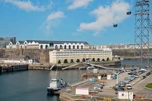 Marina - House 'Gite 8 Pers Au Calme - 9kms Beaches' with Shared Terrace, Private Garden and Wi-Fi (Guilers)