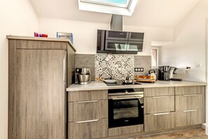 ثلاجة، ميكروويف، فرن، موقد طهي مسطح