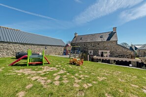 Children’s area - House 'Gite 8 Pers Au Calme - 9kms Beaches' with Shared Terrace, Private Garden and Wi-Fi (Guilers)