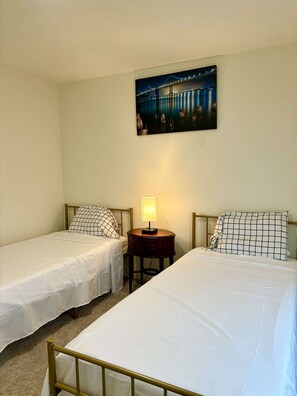 3 bedrooms, iron/ironing board, WiFi, bed sheets - Cozy modern retreat. 20 minutes from Downtown Dallas. Spacious, fresh, clean.  (Glenn Heights)