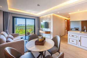 Down duvets, in-room safe, desk, laptop workspace - Wyndham Jomtien Pattaya (Sattahip)