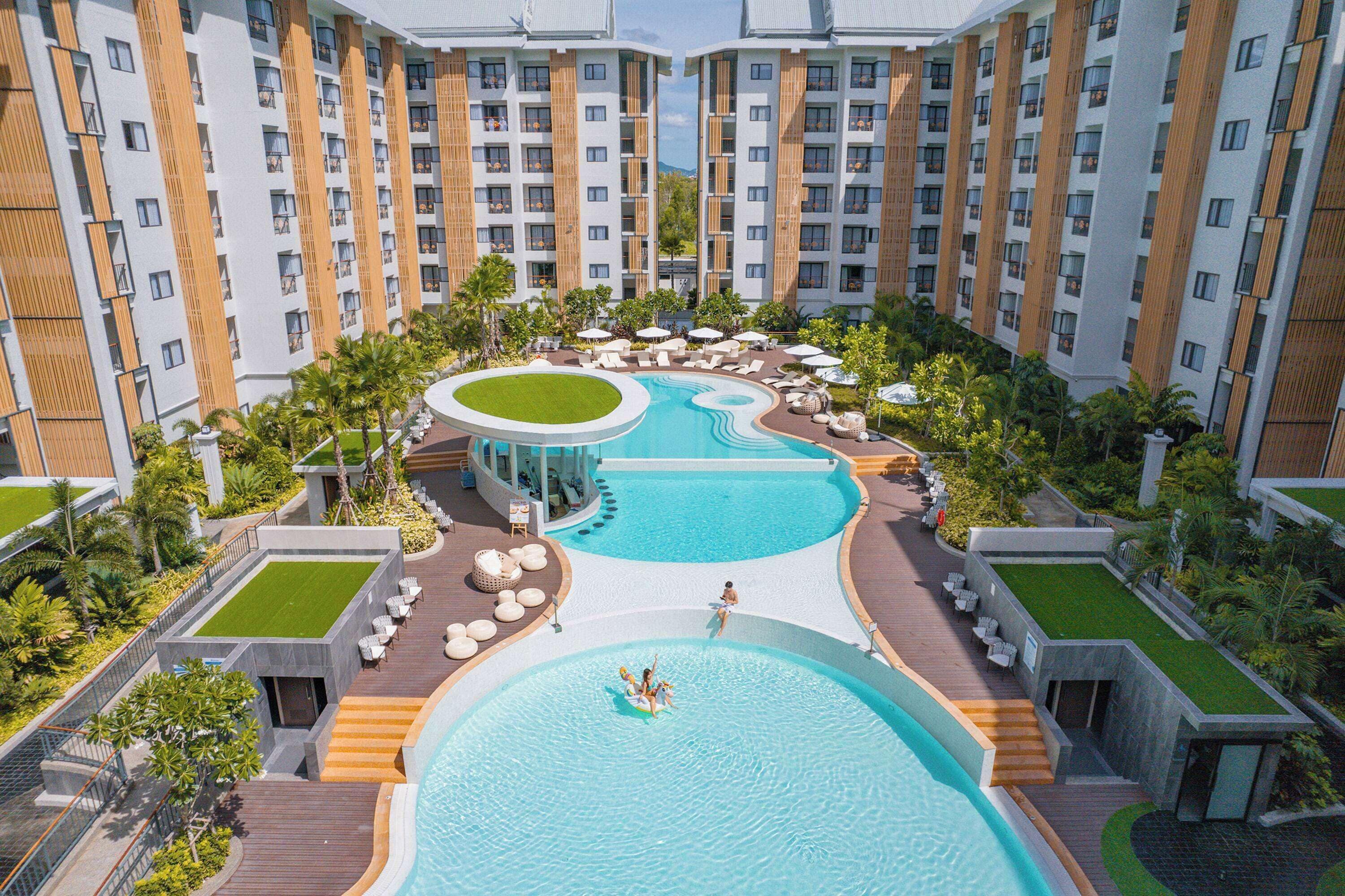 Outdoor pool, open 8:00 AM to 10:00 PM, pool umbrellas, pool loungers