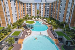 Outdoor pool, open 8:00 AM to 10:00 PM, pool umbrellas, pool loungers - Wyndham Jomtien Pattaya (Sattahip)