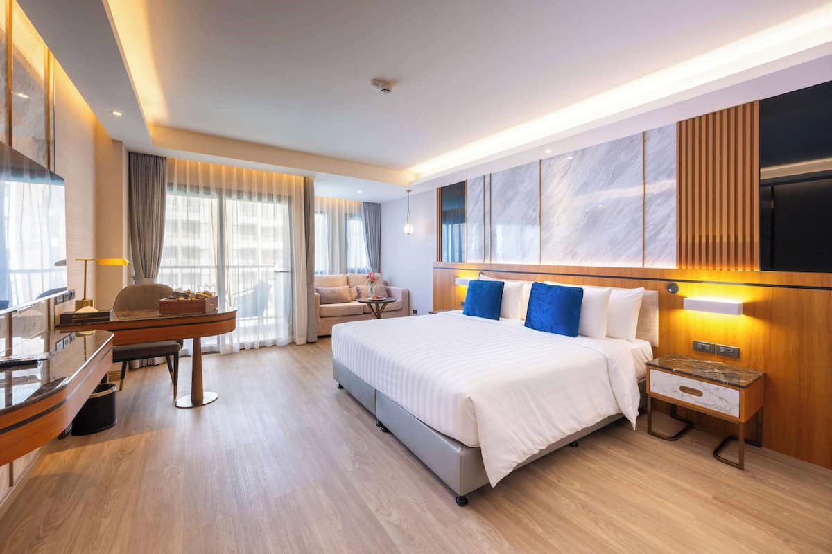 Deluxe Room, 1 King Bed | Down duvets, in-room safe, desk, laptop workspace