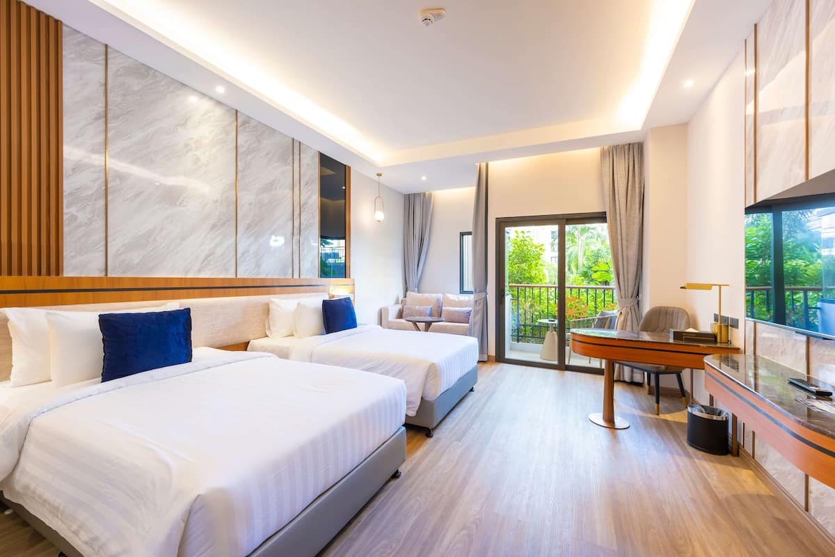 Superior Twin Room, 2 Single Beds | Down duvets, in-room safe, desk, laptop workspace