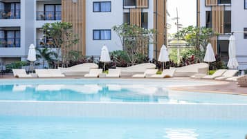 Piscine extérieure, parasols de plage, chaises longues