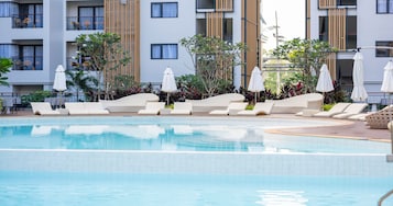 Una piscina al aire libre (de 08:00 a 22:00), sombrillas, tumbonas