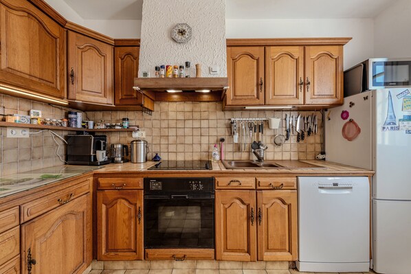 Refrigerador, microondas, horno, placa de cocina