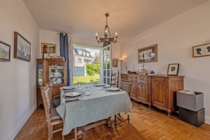 Dining - Holiday Home 'Typenhir' with Private Terrace, Private Garden and Wi-Fi (Camaret sur mer)