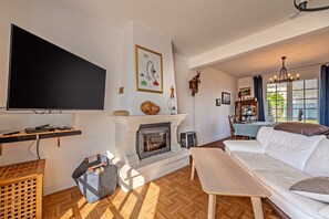 Televisión, chimenea, reproductor de DVD y estéreo 