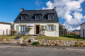 Exterior - Holiday Home 'Typenhir' with Private Terrace, Private Garden and Wi-Fi (Camaret sur mer)