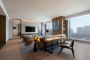 En 65-tommers LCD-TV med Parabol-TV