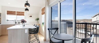 Cozy 2BR Carriage House with Waterfront Views