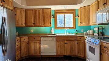 Een koelkast, een magnetron, een oven, een kookplaat