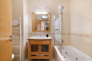 Douche, sèche-cheveux, serviettes fournies