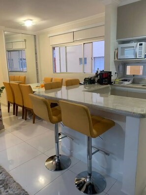 Private kitchen - Cond. Malena Building, Charming and Comfortable (Jardim Praiano Guarujá)