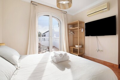 Vacation Home "La Casita Del Mar" with Private Whirlpool, Private Terraces & Wi-Fi