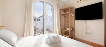 Vacation Home "La Casita Del Mar" with Private Whirlpool, Private Terraces & Wi-Fi