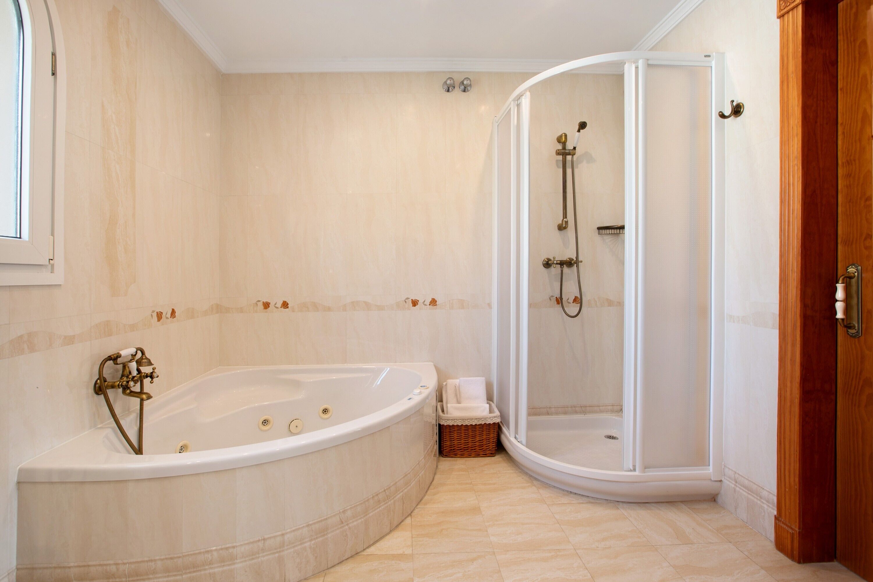 Een douche, een haardroger, handdoeken