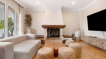 Télévision, cheminée