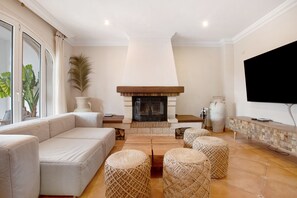 TV, fireplace - La Casita del Mar – House with Jacuzzi, Garden & Terraces 300 m from the Beach in Torremolinos (Torremolinos)