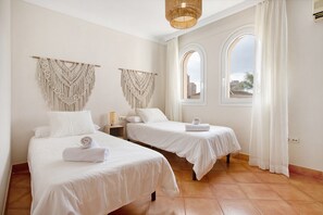 4 bedrooms, iron/ironing board, free WiFi, bed sheets