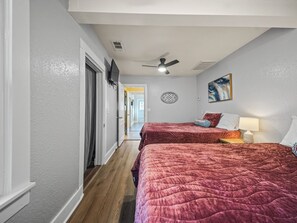3 bedrooms, desk, iron/ironing board, travel crib - HS Getaway, Game Room, Fire Pit + Walkable, Downtown + Fully Fenced,Pet Friendly (Hot Springs)