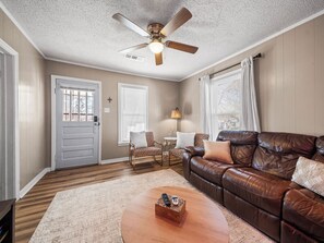 Smart-TV, Tischfußball, Bücher, Stereoanlage