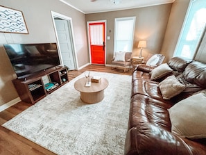 TV connectée, baby-foot, livres, chaîne hi-fi