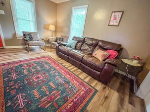 智能电视、桌上足球、书、立体声音响