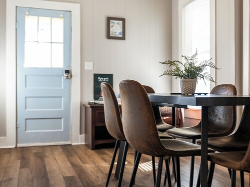 HS Getaway, Game Room, Fire Pit + Walkable, Downtown + Fully Fenced,Pet Friendly