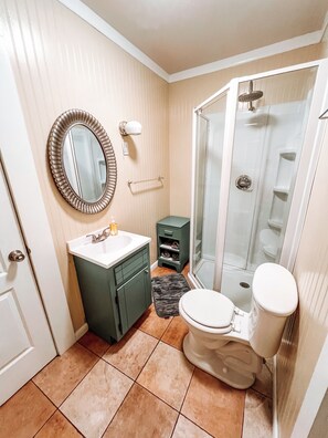 淋浴设施、吹风机、毛巾、肥皂