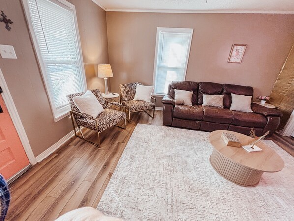 TV connectée, baby-foot, livres, chaîne hi-fi