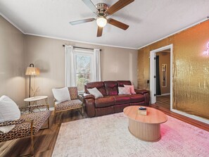 Smart TV, tavolo da calcetto, libri, impianto stereo