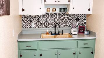 Een koelkast, een microgolfoven, een oven, een kookplaat