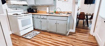 HS Getaway, Game Room, Fire Pit + Walkable, Downtown + Fully Fenced,Pet Friendly