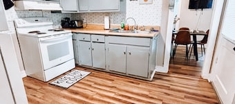 HS Getaway, Game Room, Fire Pit + Walkable, Downtown + Fully Fenced,Pet Friendly